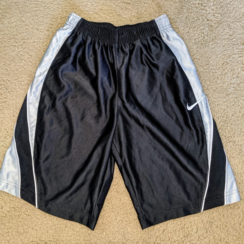 Nike boys shorts EUC
